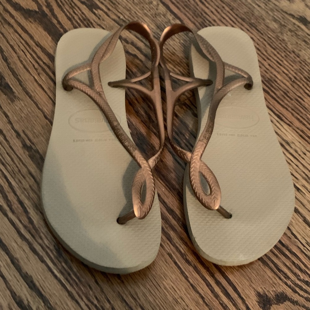 Havaianas with bronze metallic straps